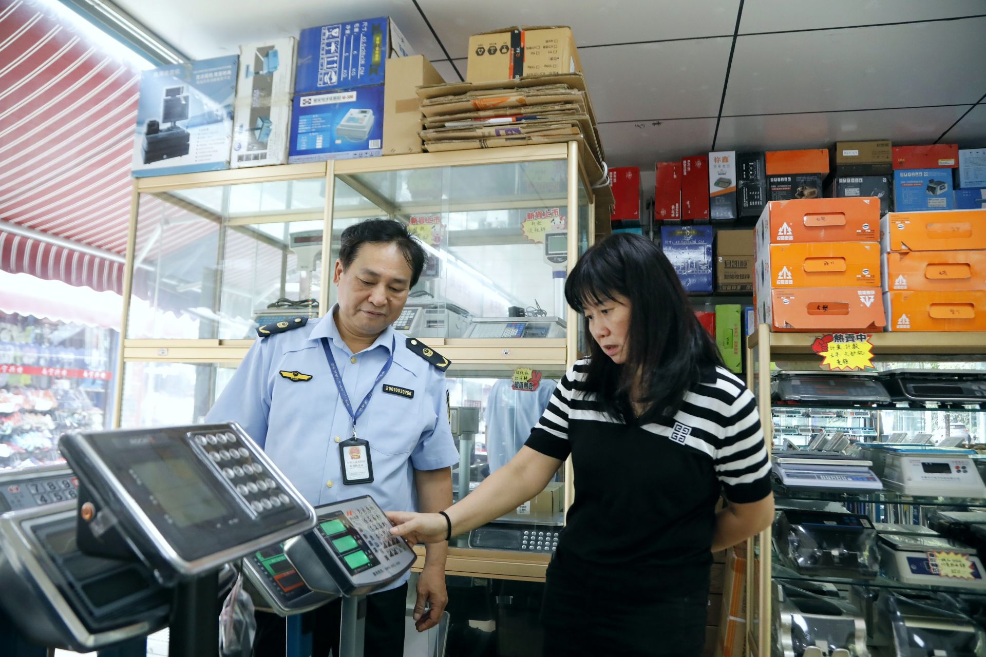 南寧市市場監管局開展電子產品銷售領域電子計價秤突擊檢查，筑牢市場誠信防線